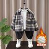 Camisa com Forro de Fleece para Meninos 2025 Nova Camisa de Manga Longa Xadrez Infantil Moda Masculina Gola Lapela Top com Fleece Integrado Tendência