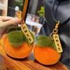 Llavero Colgante de Pompón de Felpa Piel de Conejo Sintética Colgante de Cosas Buenas Suceden Colgante de Bolso de Libro Colgante de Caqui para Mujer