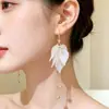 Nuevo Estilo Lujo Ligero Pétalo Blanco Borla Larga Estilo Corte Retro Francés Flor Moda Temperamento Moda Pendiente de Gama Alta