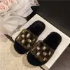 Chinelos femininos fofos de camurça com estampa de leopardo, quentinhos e peludos, para usar ao ar livre, com sola macia, de fundo plano, novos chinelos de algodão para outono e inverno 2026