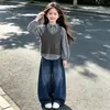 Conjunto de roupa estilo coreano para meninas, modelo novo 2026 para crianças maiores, apresentando uma camisa xadrez com mangas bufantes, um colete e calças jeans com corte curvo, conjunto de três peças