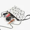 Bolsas para Mulheres 2025 Verão Nova Bolsa de Corrente Geométrica com Diamantes Cor Luminosa que Muda Moda Tendência de Ombro Único Transversal para Mulheres