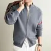 Suéter cárdigan a rayas con bloques de color estilo coreano y cuello alto para hombre, chaqueta de punto vintage de alta gama con doble cremallera para otoño e invierno