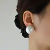 Brincos de Pérola Redondos Planos Vintage Exquisitos de Alta Qualidade Estilo Francês para Mulheres, Gentis e Elegantes, Brincos de Tarraxa Versáteis de Luxo Leve de Nicho