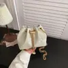 Bolsa con Cordón 2026 El Popular Nuevo Estilo de Este Año Nuevo Estilo para Mujer Sentido de Diseño Individual Cadena Otoño Pliegues Cubo Bolso Cruzado
