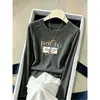 Elegante camiseta de manga larga con estampado de espina de pez para mujer, colección de principios de otoño 2026, favorecedor y elegante color gris, versátil diseño de cuello redondo