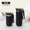 Elegante y práctica taza de café de acero inoxidable con diseño de asa colgante, perfecta para mantener las bebidas calientes o frías, e ideal para la oficina, el trayecto al trabajo o el uso en el coche.