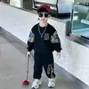 Conjunto de primavera e outono para meninos, moletom de urso, novo estilo 2026, conjunto esportivo de duas peças legal e estiloso para bebês