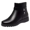 Botas de algodón para mujer 2026 invierno nuevo estilo zapatos de cuero para mediana edad y ancianos suela plana antideslizante botines cortos engrosados terciopelo cálido zapatos de algodón para madre mujer