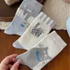Meias fofas de gatinho em desenho animado para mulheres, meias de cano médio com combinação de cores azul e branco para outono e inverno, meias de pelúcia empilhadas, meias macias e adoráveis com blocos de cor para mulheres
