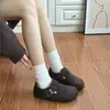Zapatos tipo Birkenstock de suela gruesa, cálidos y forrados de felpa, nuevos zapatos de algodón invierno 2026, mocasines peludos retro sin cordones para mujer
