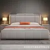 Quarto principal de luxo leve em estilo italiano, cama de casal, cama estofada na cor creme, cama de couro minimalista moderna, cama com baú a ar, cama de casamento