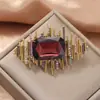 Broche Retangular Tridimensional Estilo Corte Vintage com Toque de Luxo para Mulheres, Apresentando um Pino com Diamantes e Cristal