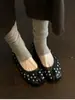 Sapatilhas Pretas Retro Francesas com Rebites Salto Grosso Femininas Novo Temperamento Calce Fácil Boca Rasa Casco de Porco Bico Dividido Sapatos Baixos