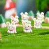 Ornamento de resina de paisagem em miniatura, adorável figura de coelho de desenho animado com a cabeça inclinada, acessório decorativo para mesa e carro