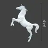 Escultura de Fibra de Vidrio Enviada por el Fabricante Escultura de Caballo Blanco de Resina Césped Cuadrado Verde Escultura de Caballo Escultura de Animal Simulado