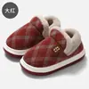 Bolsa para meia-idade e idosos com sapatos de algodão femininos antiderrapantes sola grossa casa pantufas de algodão quentes masculinas podem usar fora pantufas de algodão espessadas inverno atacado