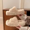 Chinelos internos novos, modernos, com biqueira aberta e sola grossa para o outono e inverno de 2026, apresentando um design de tira única, feitos de algodão e material de pelúcia, adequados para uso interno e externo.