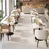 Mesa redonda de madera maciza estilo panadería con sillas tapizadas, diseño minimalista, adecuada para cafeterías, mesas de reuniones, sillas de comedor, ocio moderno y entornos de té de la tarde