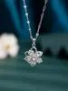 Collar de mujer: Collar Elegante con Colgante de Flor de Zirconia de Pentagrama Giratorio de Moda, Nuevo Diseño de Lujo Ligero de Nicho, Collar Completamente Incrustado de Diamantes
