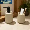 Juego de Dos Piezas para Baño de Resina con Patrón de Arenisca Estilo Nórdico para Hoteles y Casas de Huéspedes, Incluye Dispensador de Jabón de Manos y Vaso para Enjuague Bucal