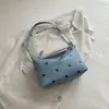 Bolso de mano exquisito súper popular para mujer, nuevo modelo de otoño 2026, bolso cuadrado pequeño de alta gama de nicho para hombro y cruzado para el día a día