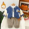 Ropa para Niños y Niñas Ropa con Forro Polar Otoño e Invierno 2025 Nuevo Bebé Dibujos Animados Toalla Oso Bordado Combinación de Colores Uniforme de Béisbol Traje de Tres Piezas