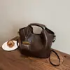 Nova bolsa de balde retrô 2026, grande capacidade, cor sólida, design único, bolsa de ombro estilosa e chamativa