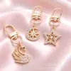 Lujo Ligero Chapado en Oro Charms Completos de Diamante Cierre de Langosta Forma D Colgante Triangular Redondo Accesorios para Llaves Fábrica de Origen Venta al por Mayor