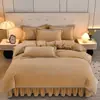 Conjunto de quatro peças simples de cor sólida em veludo de leite espesso com bordado, estilo quente, lençol de baixo e saia de cama, produtos de cama feitos sob medida