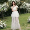 Vestido de noche blanco de hombros descubiertos con decoración de plumas, empalme de encaje, falda larga de malla, elegante vestido de fiesta