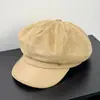 Visera de cuero temperamento artístico de moda hace que la cara se vea más pequeña gorra de plato estilo británico retro insignia metálica gamuza gorra de ocho paneles mujer