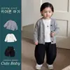 Conjunto de estilo universitario para niños: Conjunto de tres piezas simple: chaqueta, pantalón y camiseta de manga larga para niños, ropa de otoño para niños