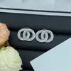 Novidade Estilo Primavera 2025 Chanel Brincos de Tarraxa com Gota de Óleo, Luxo Leve, Totalmente Cravejados com Letras Duplo C para Mulheres com Pinos de Prata, Brincos de Luxo Leve de Alta Qualidade