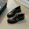 Mocasines de cuero gruesos estilo retro británico para mujer, colección otoño 2026, con hebilla metálica, cuero suave y diseño sin cordones, perfectos para ir al trabajo y versátiles para el uso diario
