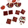 Broche de Leão de Lã Bordado Gato Kt Pingente Quadrado com Borla Acessórios para Roupas Decoração DIY Pingente Bordado para o Festival do Barco-Dragão