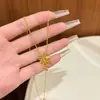 Colar Pingente Flor Banhado a Ouro Real 24K, Corrente para Clavícula Retro Nicho de Luxo Leve, Joia Versátil e Elegante de Alta Qualidade