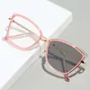 Armações de Óculos Gatinho Europeias e Americanas Transversais para Mulheres, Armações de Óculos Modernas com Hastes de Mola de Metal, Óculos Modernos com Lentes que Mudam de Cor e Filtro de Luz Azul