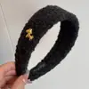 Diadema de Lana Roja Suave de Año Nuevo con Ala Ancha Etiqueta Dorada Cabeza de Pony para Mujer, Pinza para el Cabello Versátil de Gama Alta Diadema Accesorio para el Cabello