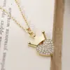 Aogu Estilo de Nicho Europeo y Americano Cadena para Clavícula con Colgante de Corazón de Circonita Chapado en Oro de 18 Quilates Collar Simple y Versátil para Mujer