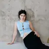 Top sin mangas tipo halter de diseño de nicho estilo francés con lazo en el pecho, detalles de corte, corte ajustado, largo corto, ombligo al descubierto y espalda abotonada para mujer