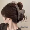 Presilha de cabelo de pelúcia em formato de peixe para outono e inverno para mulheres, luxo leve e toque de alta qualidade, tamanho grande para cabelos grossos, acessório de cabelo versátil tipo pinça de tubarão