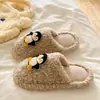 Chinelos de Algodão Fofos de Pinguim para Mulheres, Estilo Casual para Casa, Novo Modelo Outono/Inverno 2026, Versátil para Uso Externo, Sapatos Peludos Quentinhos e Aconchegantes para Casa