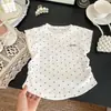 Camiseta de Manga Curta Nova Estilo Verão 2026 para Meninas Pequenas, Camiseta Básica Leve com Bolinhas, Gola Redonda, Top Doce, Tendência