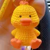 Llavero de pato amarillo de resina de dibujos animados con lana, creativo, para pareja, mochila, colgante de dinosaurio, llavero de coche exquisito para mujer