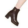 Sapatos de salto alto versáteis que emagrecem e são confortáveis para os pés, botas de algodão para mães, novo estilo de inverno 2026, retrô, com forro de veludo, quentes, salto grosso, botinhas para mulheres