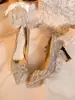 Grinalda de Garça Branca Edição em Couro Macio~Sapatos de Casamento Exquisitos de Salto Grosso para Mulheres, Sapatos de Noiva, Adequados para Vestido Xiuhe, Salto Alto de Cristal de Uso Duplo