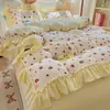Conjunto de Quatro Peças Estilo Princesa Engrossado Francês Leite Fleece Outono/Inverno Relevo Renda Franzida Floral Renda Grande Conjunto de Três Peças