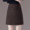 Saia curta de lã mista com padrão de losangos para mulheres, nova coleção primavera/outono 2026, elegante, de cintura alta, saia evasê afunilada, adequada para figuras baixinhas, saia midi que molda o quadril