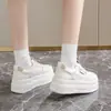 Zapatillas blancas de cuero suave con suela gruesa súper elegantes para mujer, primavera 2026, zapatos deportivos casuales versátiles ultramodernos con aumento de altura